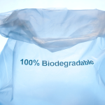 Elias Assum Sabbag Junior explora os avanços e desafios do plástico biodegradável no setor ambiental e industrial.