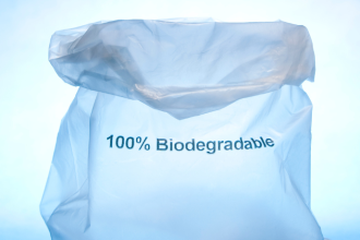 Elias Assum Sabbag Junior explora os avanços e desafios do plástico biodegradável no setor ambiental e industrial.