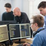 Escassez de talentos em tecnologia no Brasil: como 98% das empresas enfrentam o desafio e o que isso significa para o futuro digital
