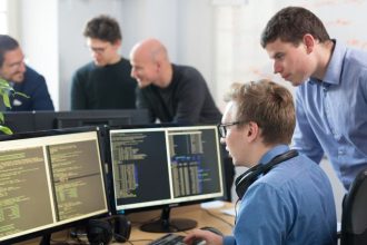 Escassez de talentos em tecnologia no Brasil: como 98% das empresas enfrentam o desafio e o que isso significa para o futuro digital