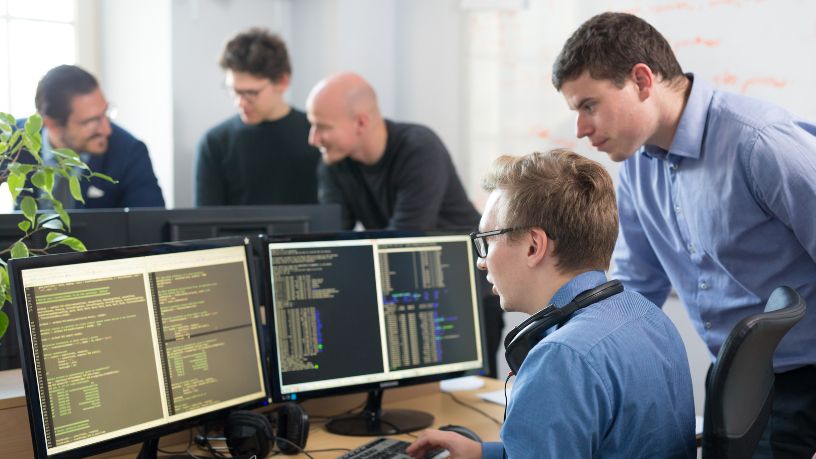 Escassez de talentos em tecnologia no Brasil: como 98% das empresas enfrentam o desafio e o que isso significa para o futuro digital