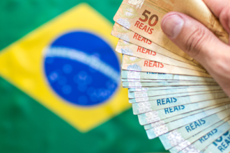 Economia brasileira cresce 0,7% em maio: o que o dado da FGV revela sobre 2026