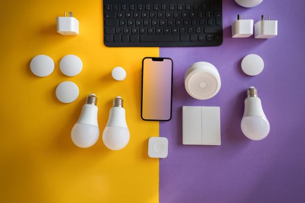 Vista superior de dispositivos eletrônicos e acessórios de casa inteligente dispostos sobre um fundo colorido.