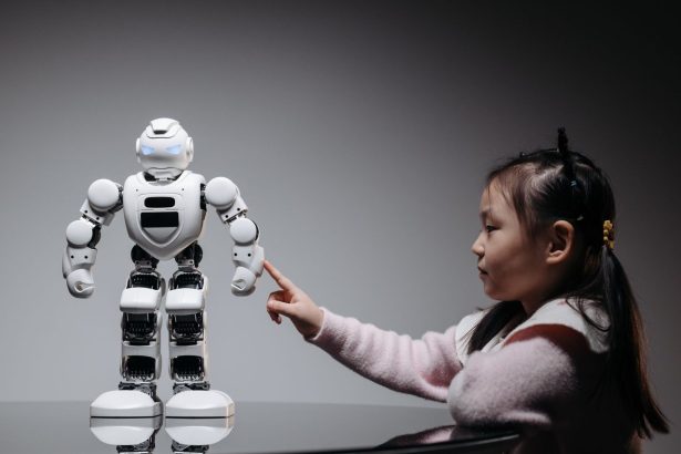 Menina interage com um brinquedo robótico em ambiente interno.