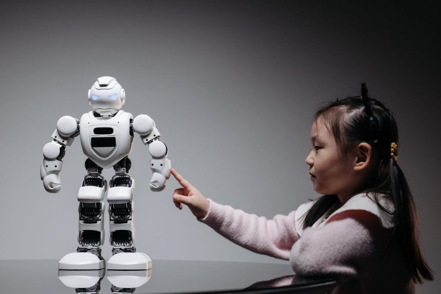 Menina interage com um brinquedo robótico em ambiente interno.