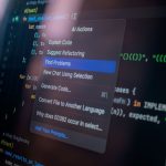 Tela de computador exibe código e um menu de ações de inteligência artificial para desenvolvimento de software.