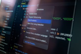 Tela de computador exibe código e um menu de ações de inteligência artificial para desenvolvimento de software.