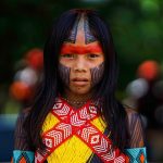 Retrato de uma mulher indígena associado à cultura amazônica