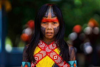 Retrato de uma mulher indígena associado à cultura amazônica